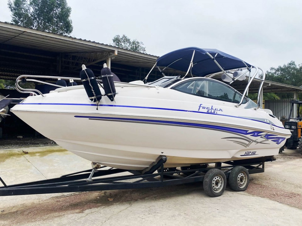 Lancha Fibrafort Focker 215i